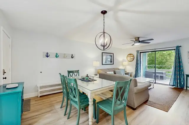 Dining area at Fiddler’s Cove 27E